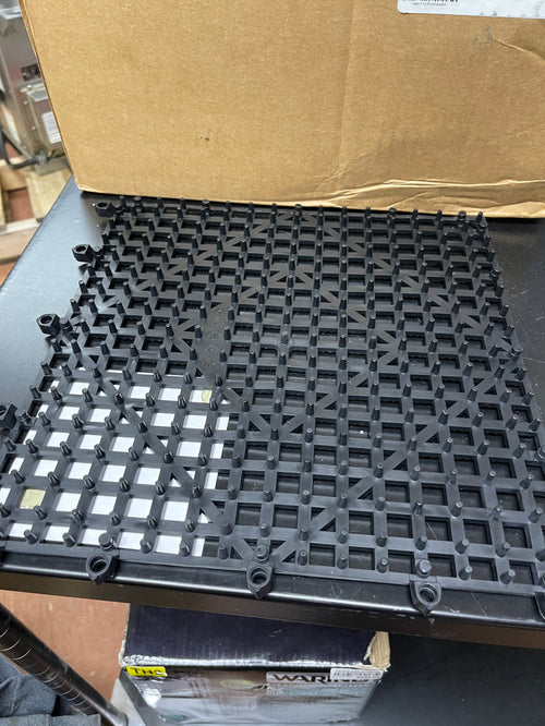 1 Old Stock San Jamar VM5280BK Versa-Mat 12" x 12" Black Interlocking Bar Matting - TH2