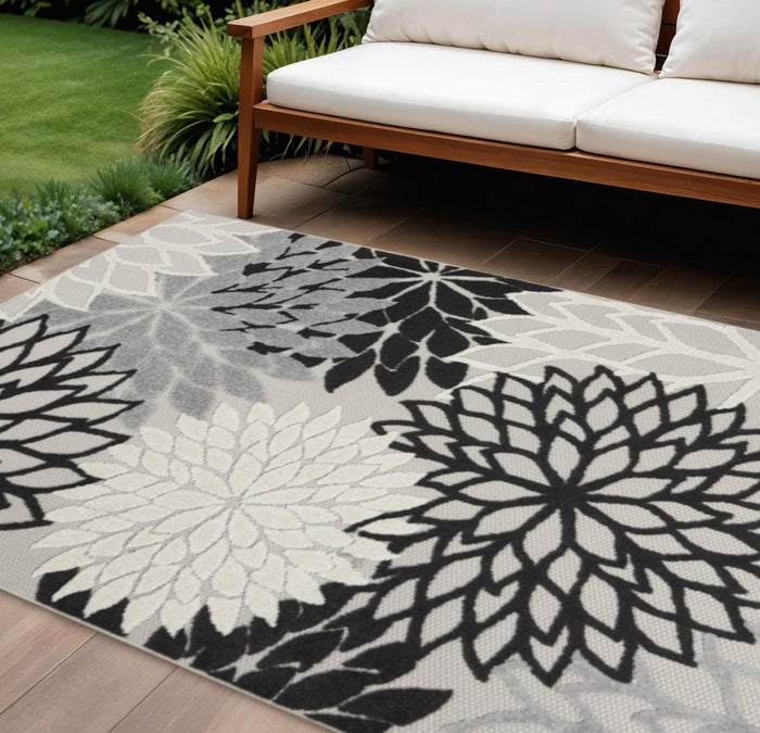 7' X 10' Black And White Handmade Indoor Outdoor Area Rug