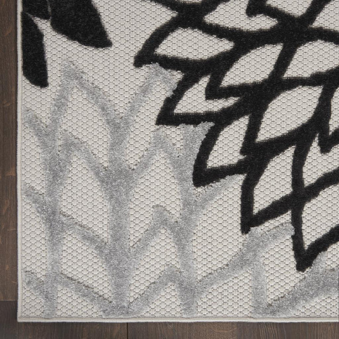 8' X 11' Black And White Indoor Outdoor Area Rug