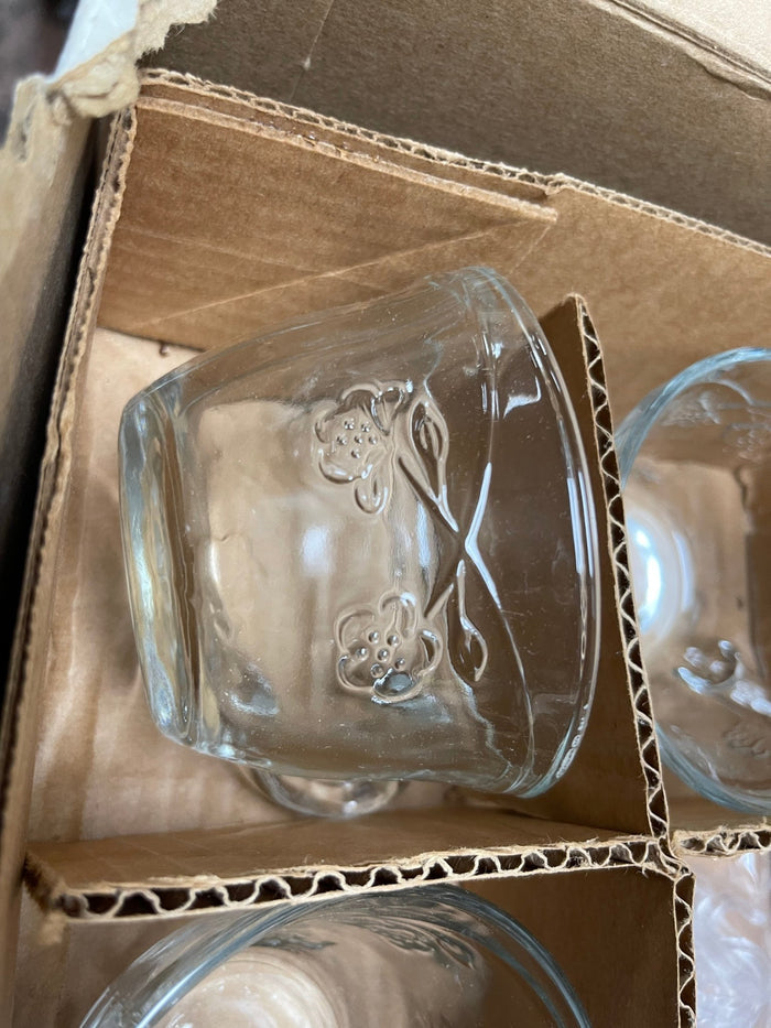Used Anchor Savannah 7 Quart Glass Punch Bowl Set for 8 - Falcon Restaurant Supply - 3