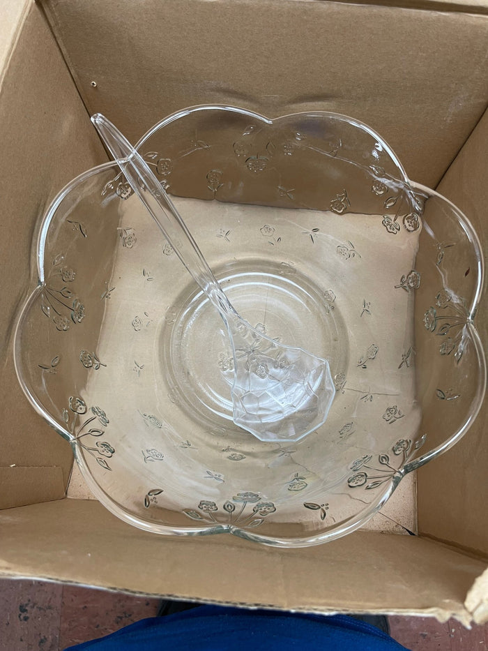Used Anchor Savannah 7 Quart Glass Punch Bowl Set for 8 - Falcon Restaurant Supply - 4