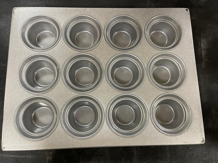 Used Chicago Metallic 43025 Large Crown Muffin Pan, Makes (12) 3 3/5" Muffins - SU