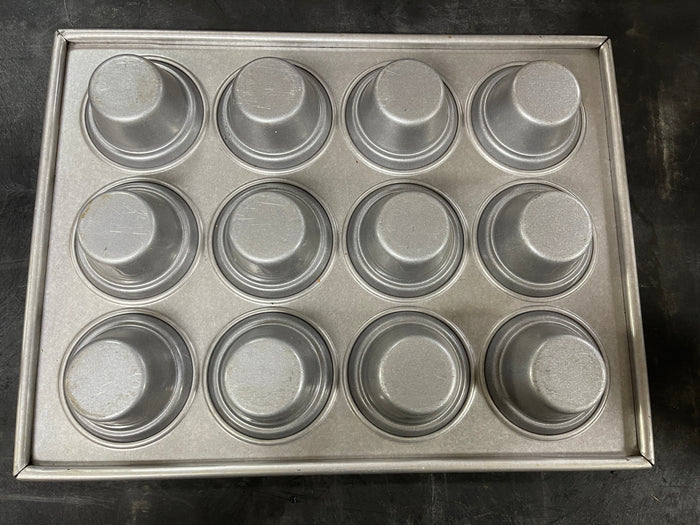 Used Chicago Metallic 43025 Large Crown Muffin Pan, Makes (12) 3 3/5" Muffins - SU