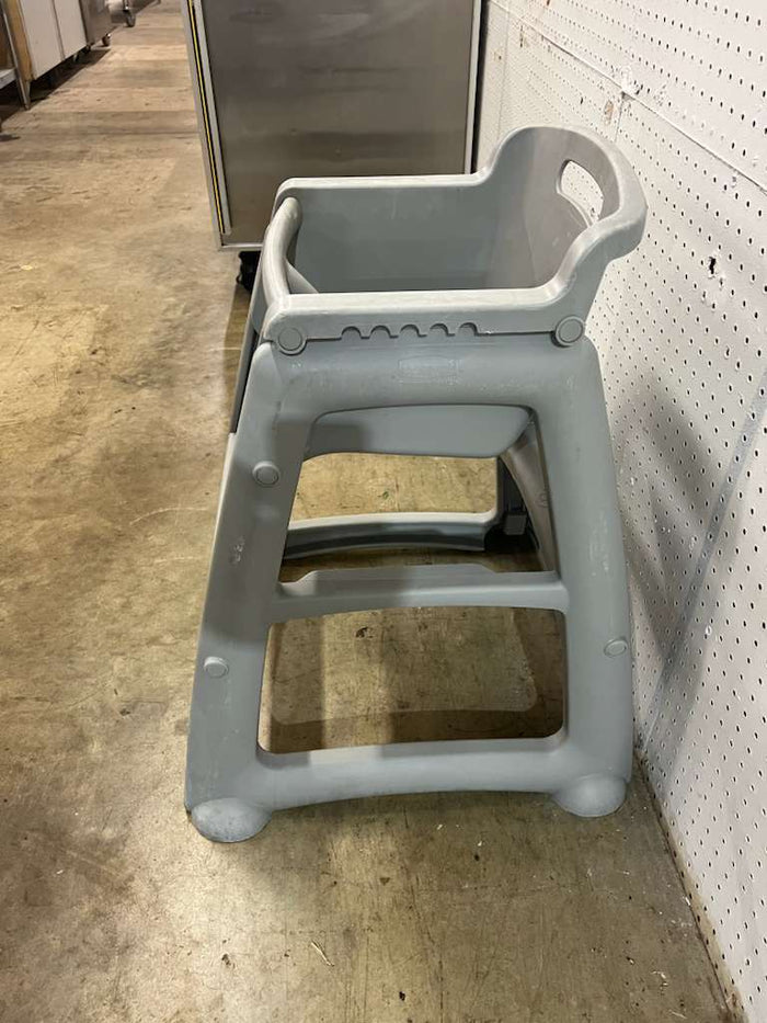 Used Rubbermaid® FG780508PLAT Platinum Sturdy Restaurant High Chair - Falcon Restaurant Supply - 4