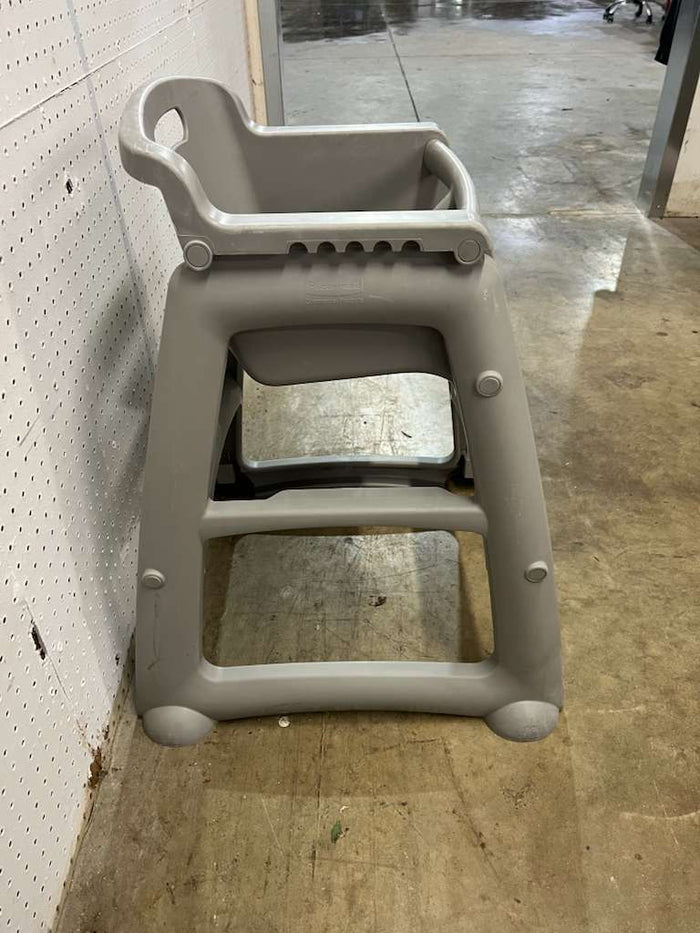 Used Rubbermaid® FG780508PLAT Platinum Sturdy Restaurant High Chair - Falcon Restaurant Supply - 2